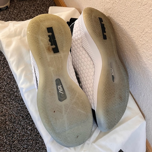 Nike LeBron Witness 3 Sneakers Black and White - Picture 6 of 7